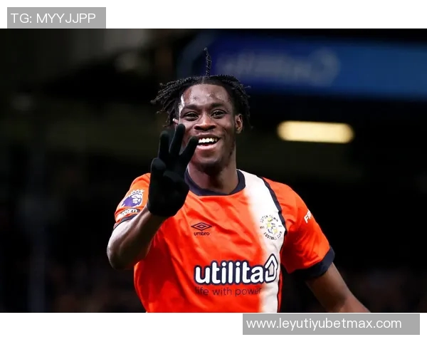 卢顿主场悬挂新帅威尔希尔老球衣彰显青训情怀